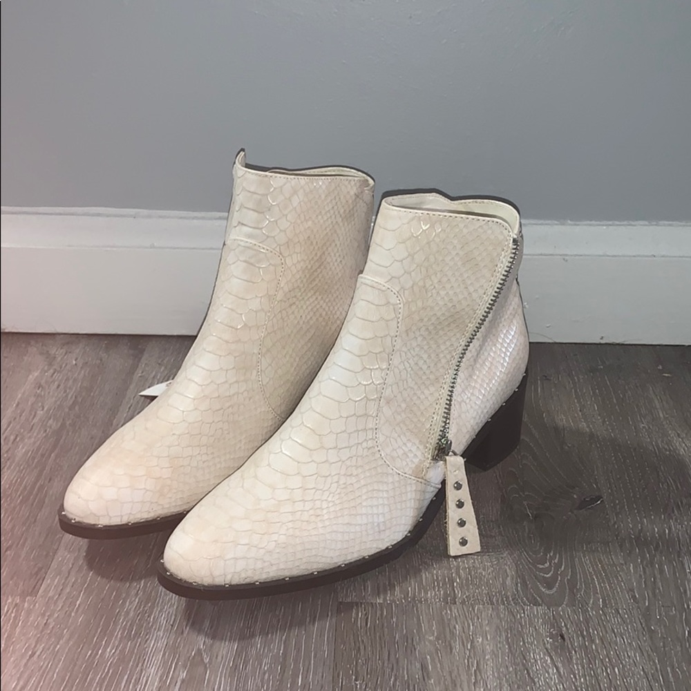 White/cream snake print booties